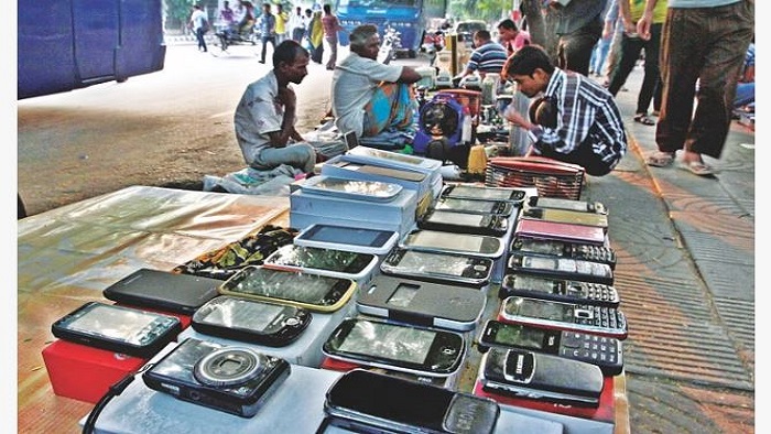 300 cell phones snatched in Dhaka daily