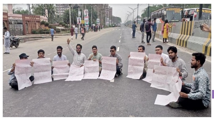  JU students protest arrest of journalist Shamsuzzaman